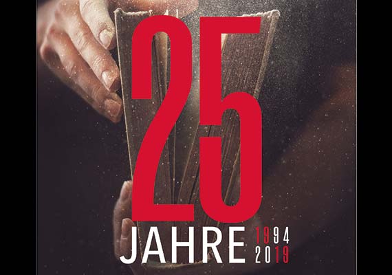Konzeption, Gestaltung und Realisierung
                                <br>Anzeige und Fassadenbanner: 25 Jahre Buchwerkstatt Rheinhessen 